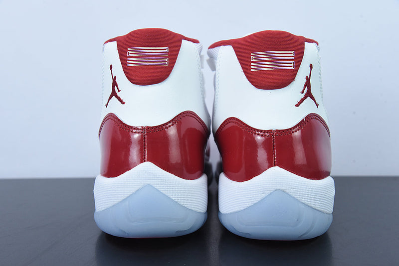 Nike Air Jordan 11 - Retro High White Red