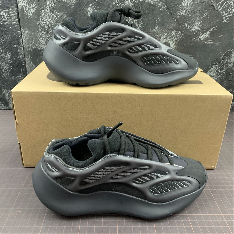 Adidas - Yeezy 700  V3