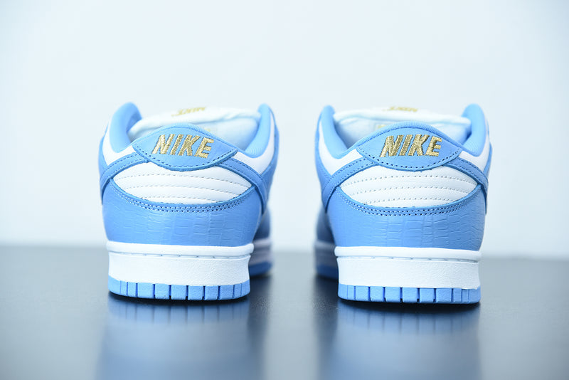 Nike SB Dunk Low x Supreme "Stars Royal Blue"